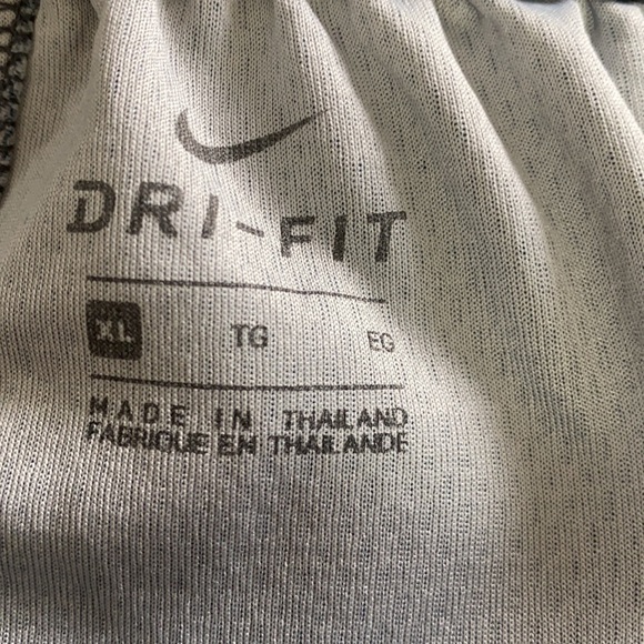 Youth extra large black and white Nike athletic shorts - Picture 3 of 3